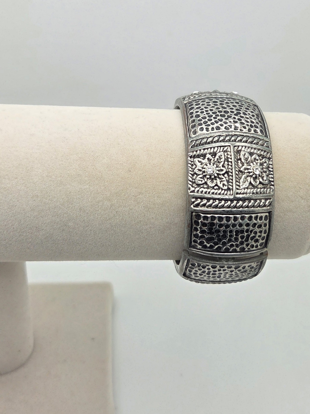Vintage Style Etched Floral Hinge Bangle – Silver Tone with Rhinestones